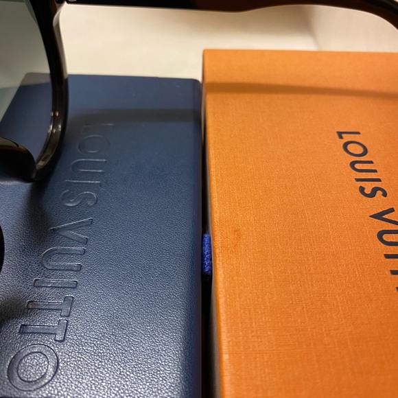 LOUIS VUITTON MONOGRAM ROUND SUNGLASSES BRAND NEW BLACK ! GOLD DETAILED STARS - Picture 7 of 8